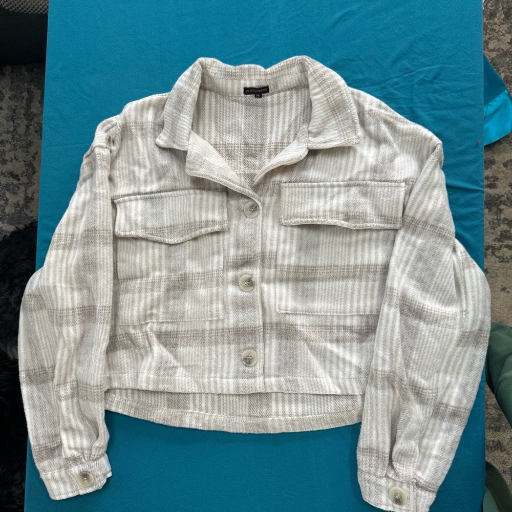 Olive Avenue Cropped Plaid Shacket Jacket Medium